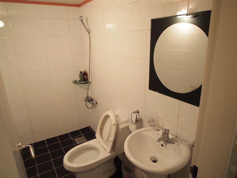 Shinchon Guest House โซล ภายนอก รูปภาพ